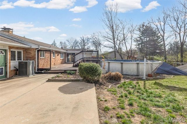 2305 W Delmar Avenue, Godfrey, IL 62035