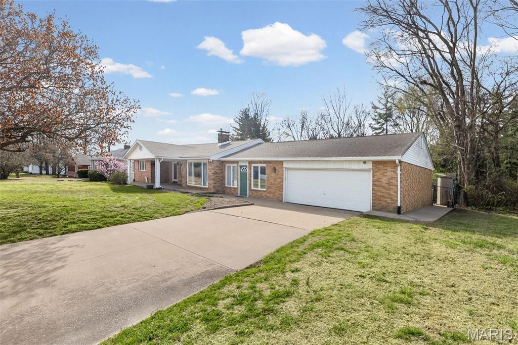 2305 W Delmar Avenue, Godfrey, IL 62035