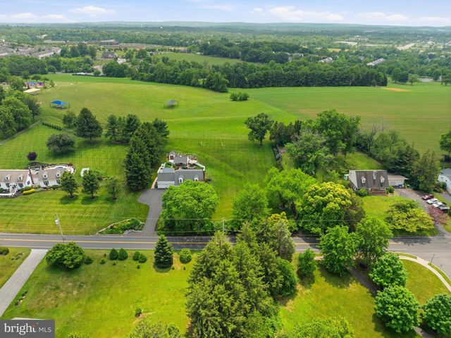 63 W LINFIELD TRAPPE RD, Royersford, PA 19468