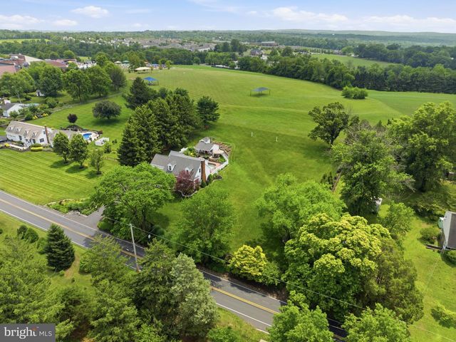 63 W LINFIELD TRAPPE RD, Royersford, PA 19468