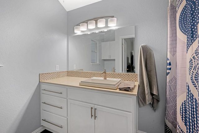 1001 Apple Cross DR, Pflugerville, TX 78660