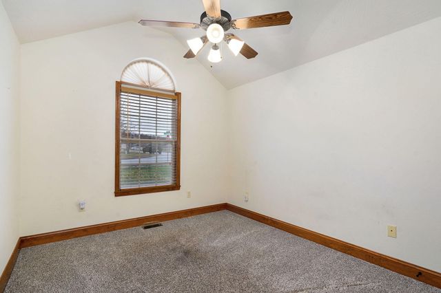 869 E Sparrow Road, Nixa, MO 65714