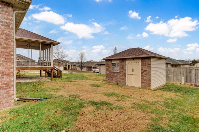 869 E Sparrow Road, Nixa, MO 65714