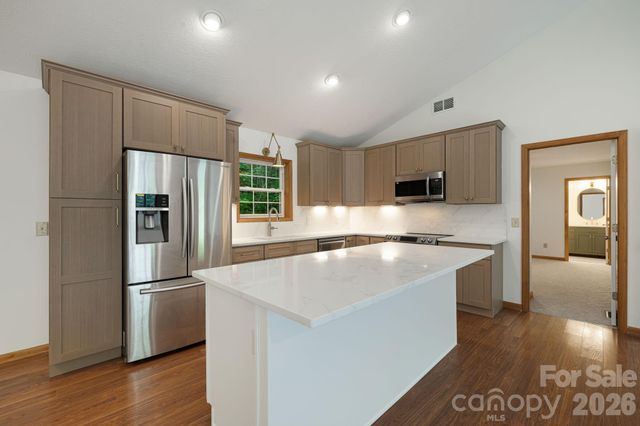 100 Woven Cloud Lane, Waynesville, NC 28785