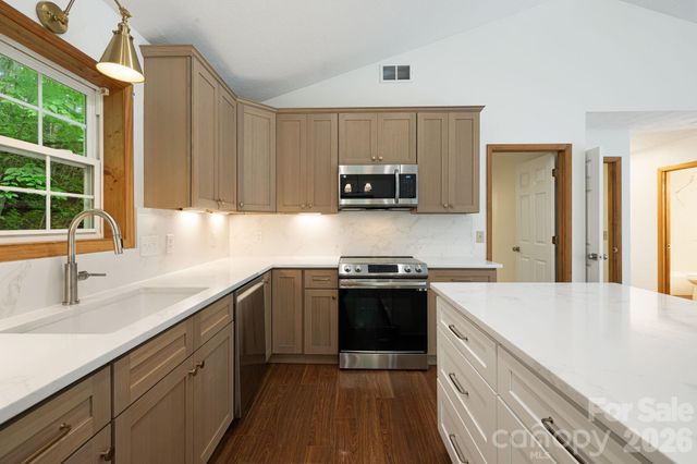 100 Woven Cloud Lane, Waynesville, NC 28785