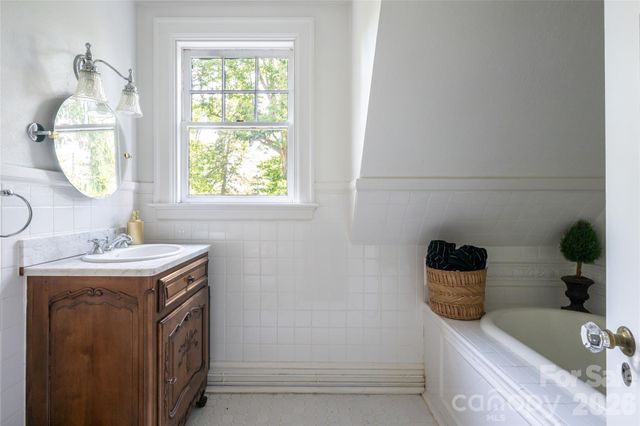 334 Vanderbilt Road, Biltmore Forest, NC 28803