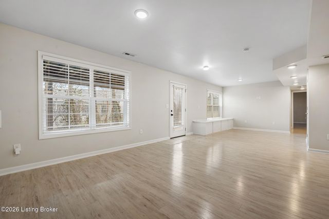 4000 Emerald Spring Pl, Louisville, KY 40245