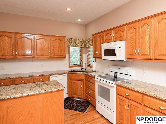 909 Killarney Drive, Papillion, NE 68046