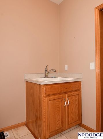 909 Killarney Drive, Papillion, NE 68046