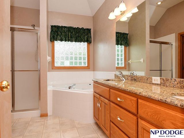 909 Killarney Drive, Papillion, NE 68046