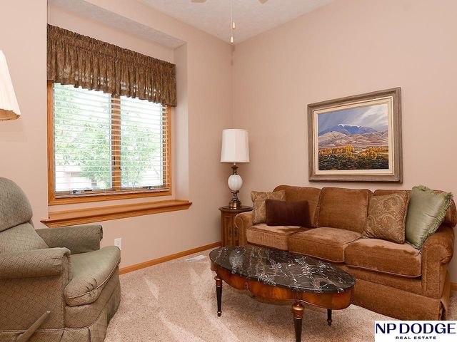 909 Killarney Drive, Papillion, NE 68046