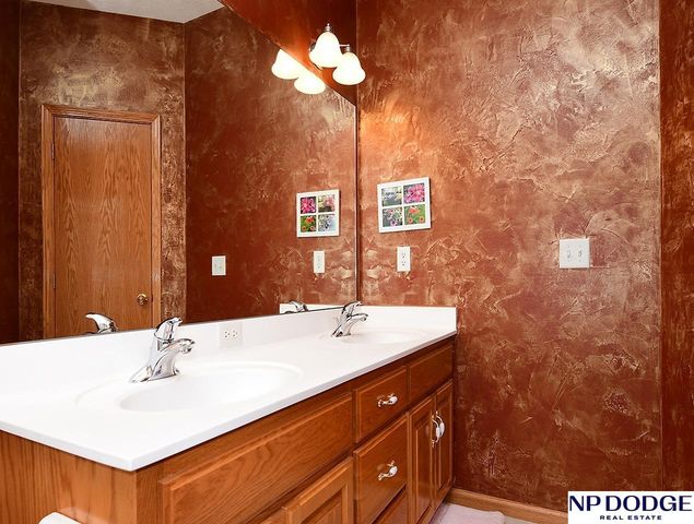 909 Killarney Drive, Papillion, NE 68046