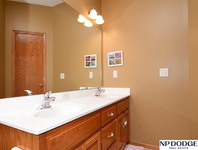 909 Killarney Drive, Papillion, NE 68046