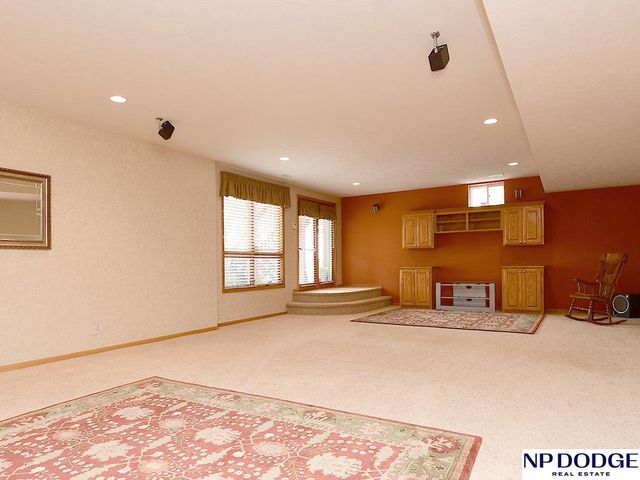 909 Killarney Drive, Papillion, NE 68046