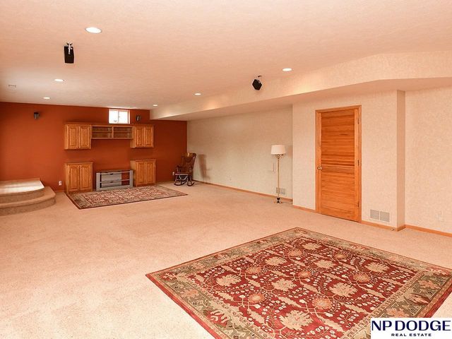 909 Killarney Drive, Papillion, NE 68046