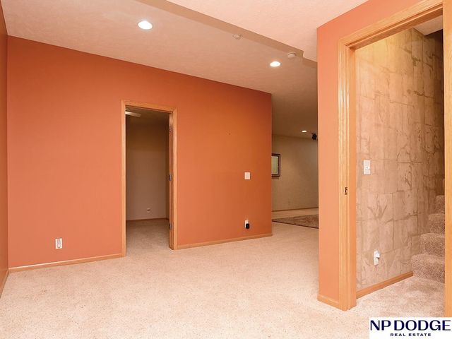 909 Killarney Drive, Papillion, NE 68046