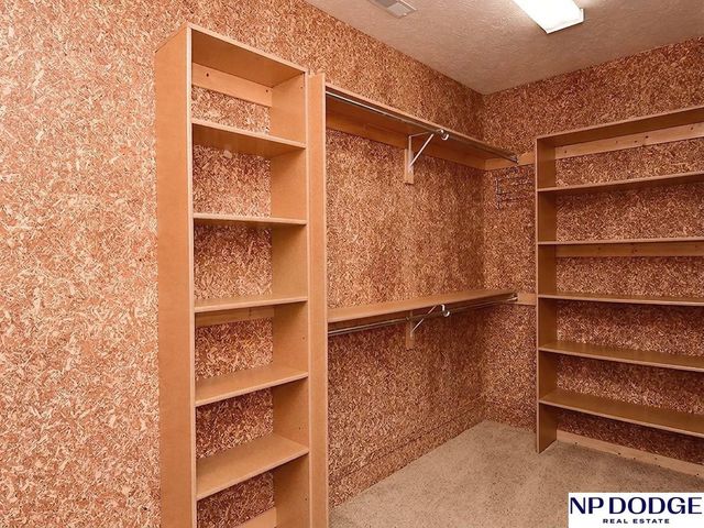 909 Killarney Drive, Papillion, NE 68046