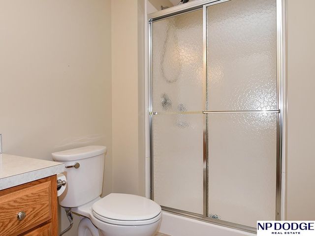 909 Killarney Drive, Papillion, NE 68046