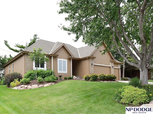 909 Killarney Drive, Papillion, NE 68046