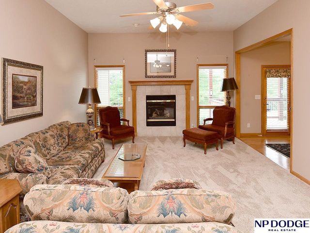 909 Killarney Drive, Papillion, NE 68046