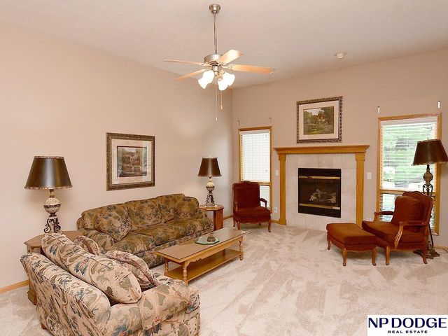 909 Killarney Drive, Papillion, NE 68046
