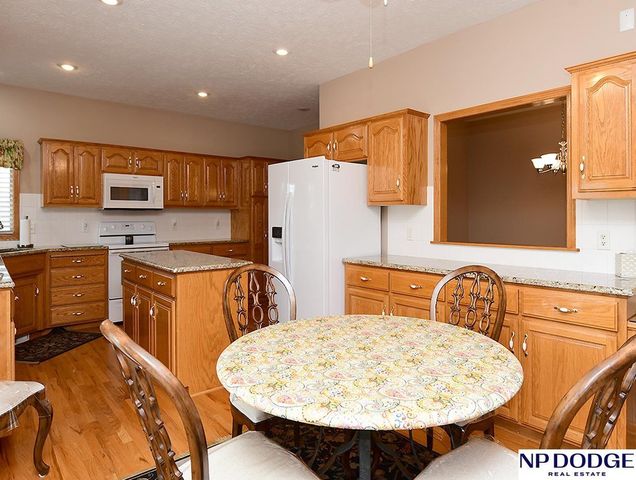 909 Killarney Drive, Papillion, NE 68046