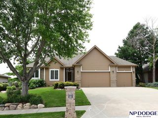 909 Killarney Drive, Papillion, NE 68046