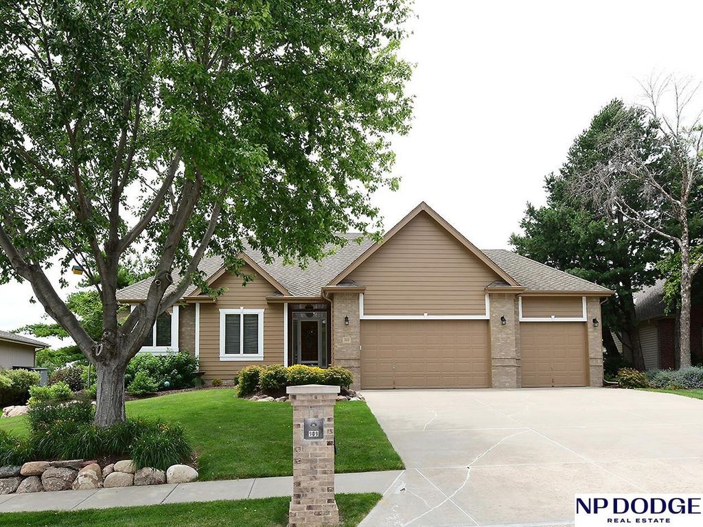 909 Killarney Drive, Papillion, NE 68046