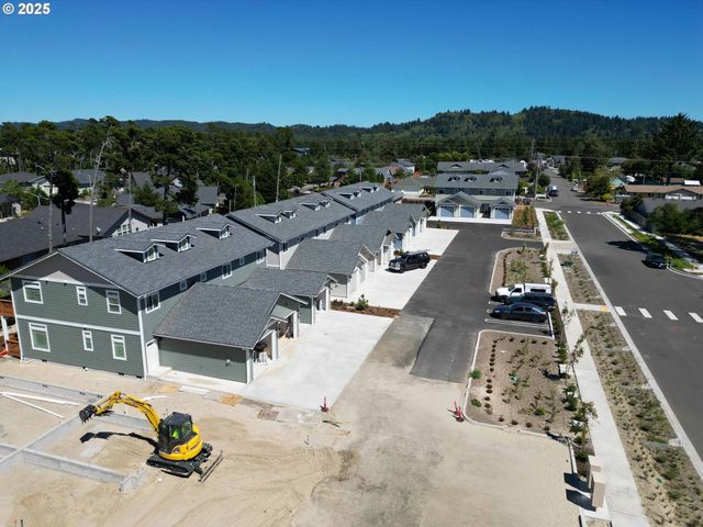 1593 37th St, Florence, OR 97439