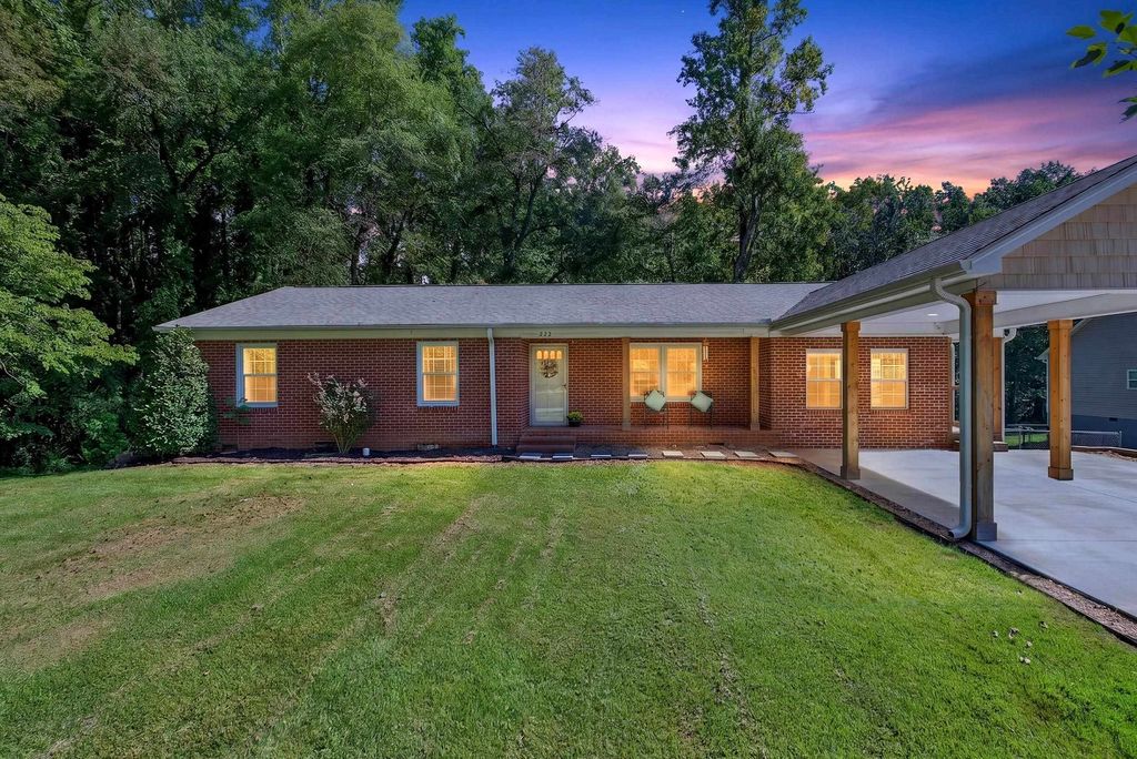 222 Woodland Avenue, Inman, SC 29349
