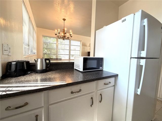 4710 Pine Tree Dr 32, Miami Beach, FL 33140