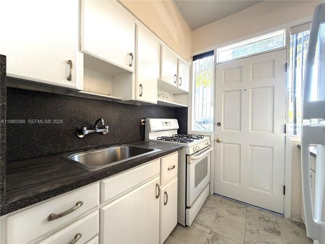 4710 Pine Tree Dr 32, Miami Beach, FL 33140