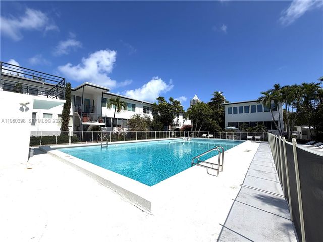 4710 Pine Tree Dr 32, Miami Beach, FL 33140