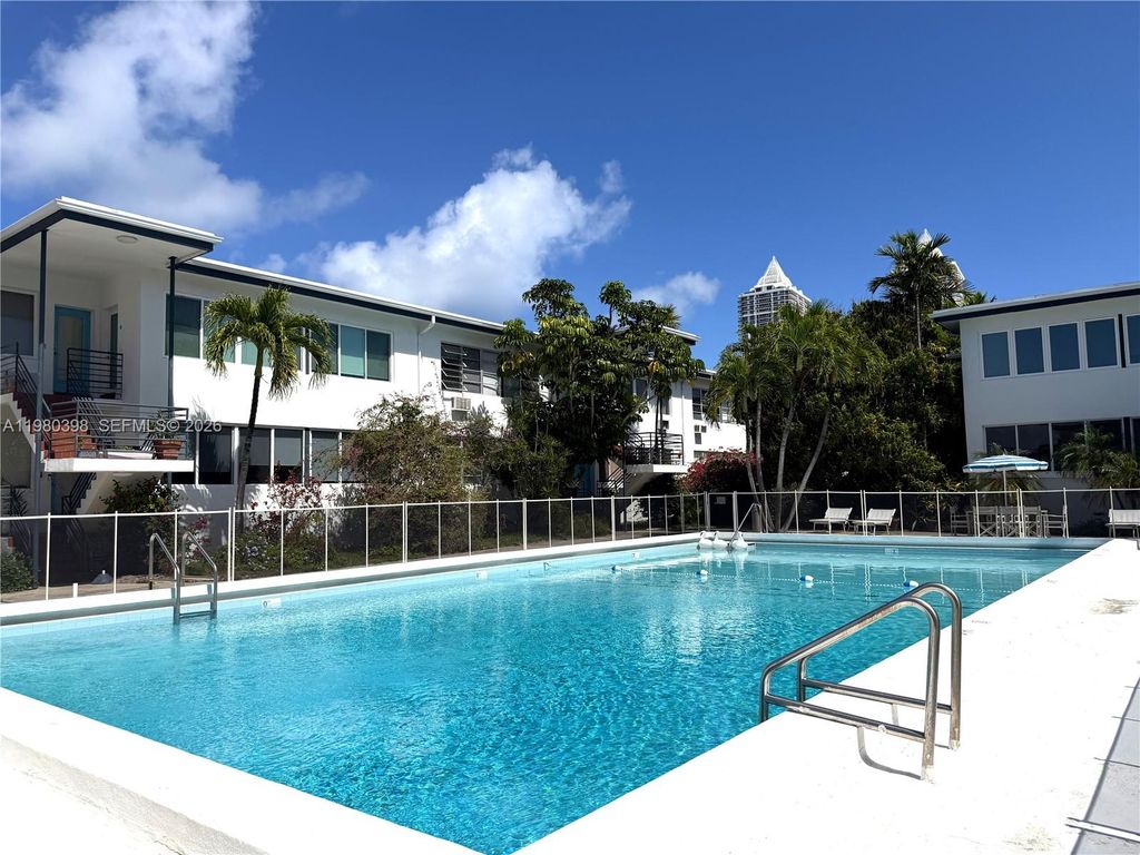 4710 Pine Tree Dr 32, Miami Beach, FL 33140