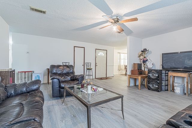 10805 Hollowell Rd, Atascosa, TX 78002