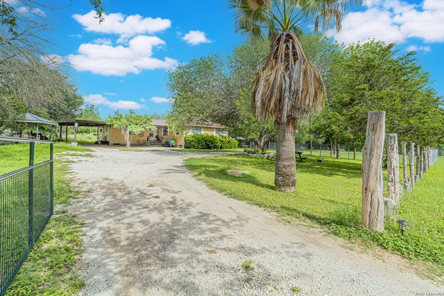 10805 Hollowell Rd, Atascosa, TX 78002