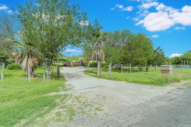 10805 Hollowell Rd, Atascosa, TX 78002