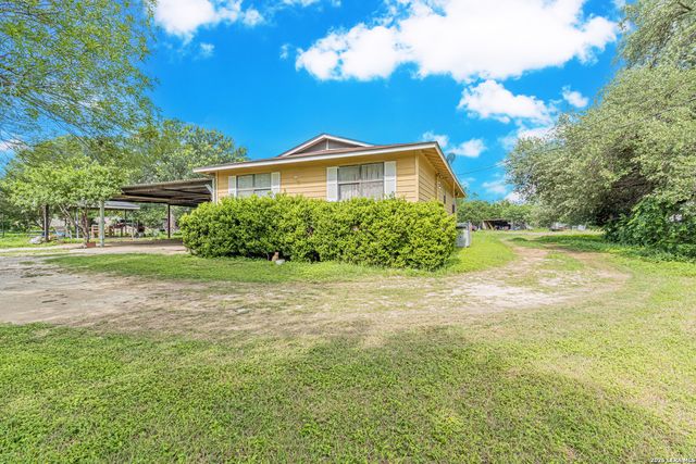 10805 Hollowell Rd, Atascosa, TX 78002