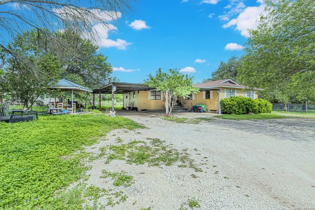 10805 Hollowell Rd, Atascosa, TX 78002