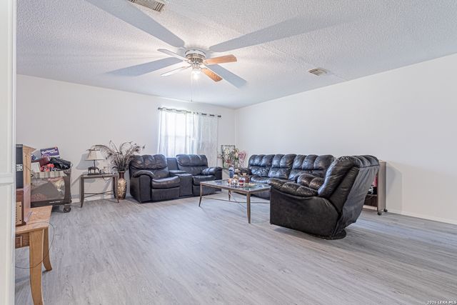 10805 Hollowell Rd, Atascosa, TX 78002