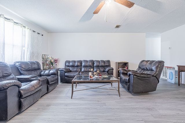 10805 Hollowell Rd, Atascosa, TX 78002