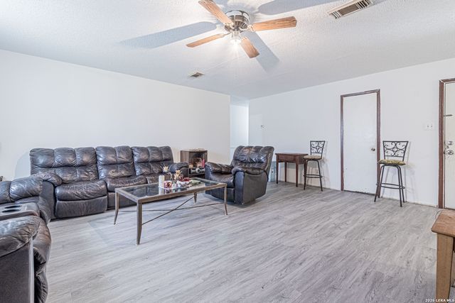 10805 Hollowell Rd, Atascosa, TX 78002