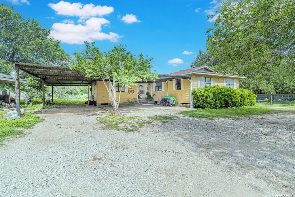 10805 Hollowell Rd, Atascosa, TX 78002
