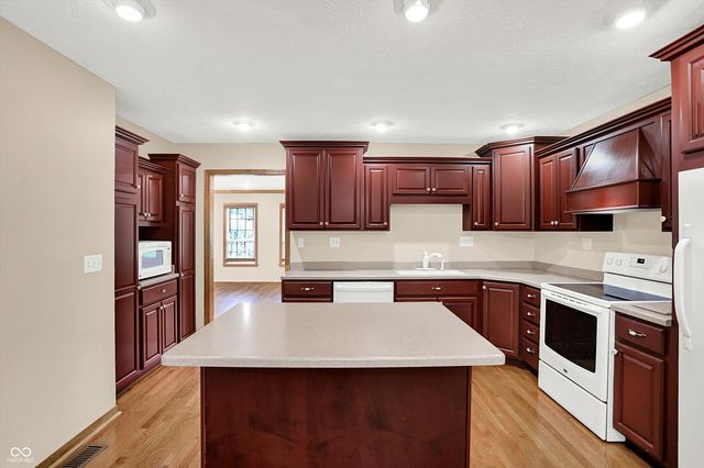 1578 Edgehill Road, Shelbyville, IN 46176