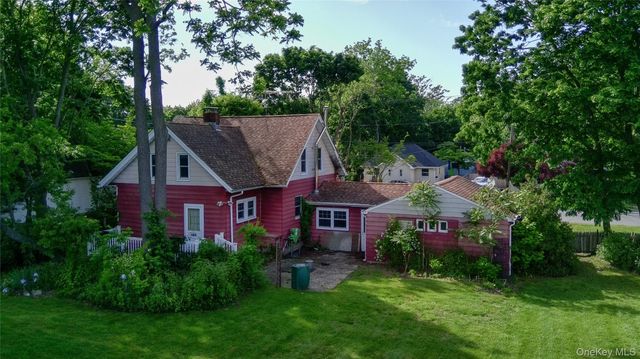 22 Oakland Avenue, Port Jefferson Station, NY 11776
