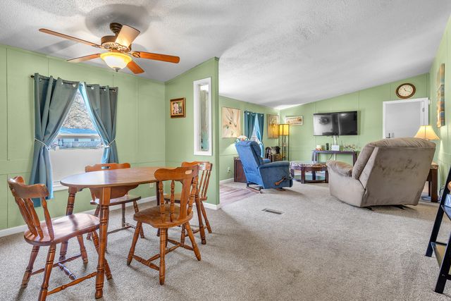 9606 Candlewick Road W, Demotte, IN 46310