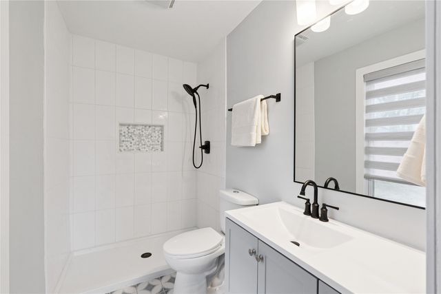 2819 Rollins Avenue, Des Moines, IA 50312