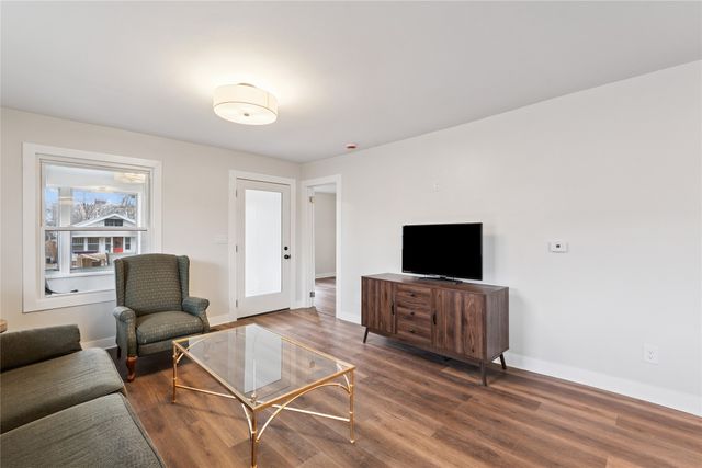 2819 Rollins Avenue, Des Moines, IA 50312