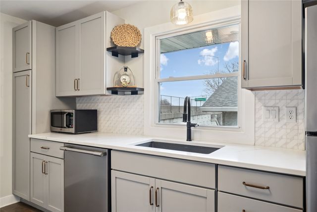 2819 Rollins Avenue, Des Moines, IA 50312