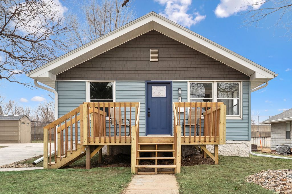 2819 Rollins Avenue, Des Moines, IA 50312